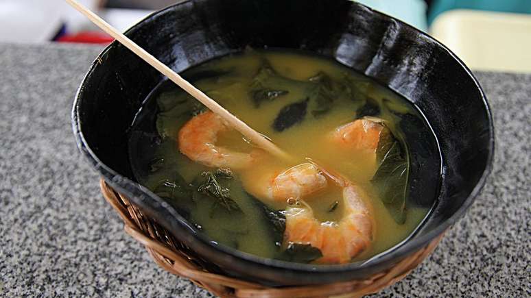O tacacá é um caldo que leva tucupi, camarão, goma e folhas de jambu e é servido em cuias | Foto: AG Fotos Públicas
