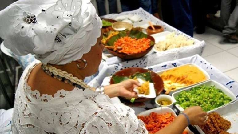 Não é à toa que as baianas se vestem de branco e colocam o acarajé sobre um tabuleiro | Foto: Associação Nacional das Baianas de Acarajé