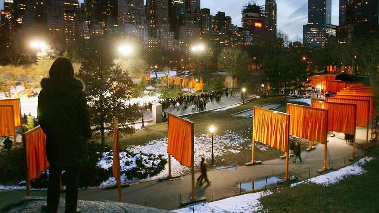 Para Portões, de Christo Yavacheff e Jeanne-Claude, 7.500 passagens laranjas foram instaladas no Central Park em Nova York em fevereiro de 2005