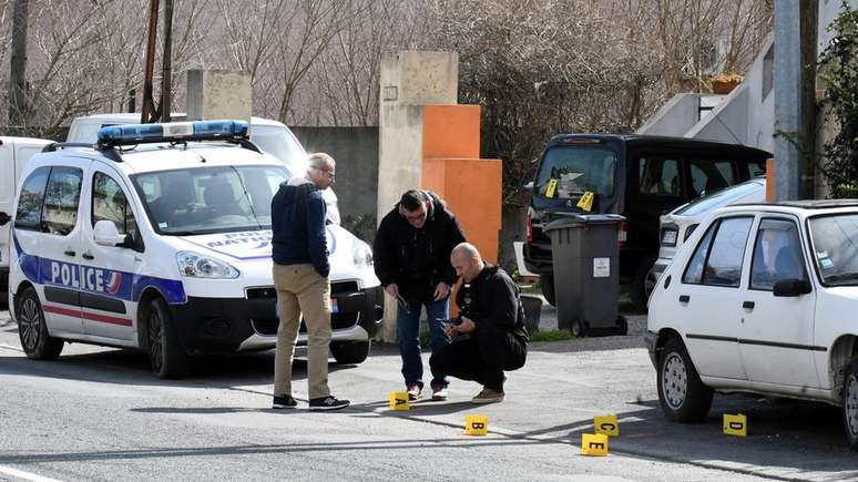 Policiais colhem evidências durante operação ontem, quando foram registrados três ataques no sul da França