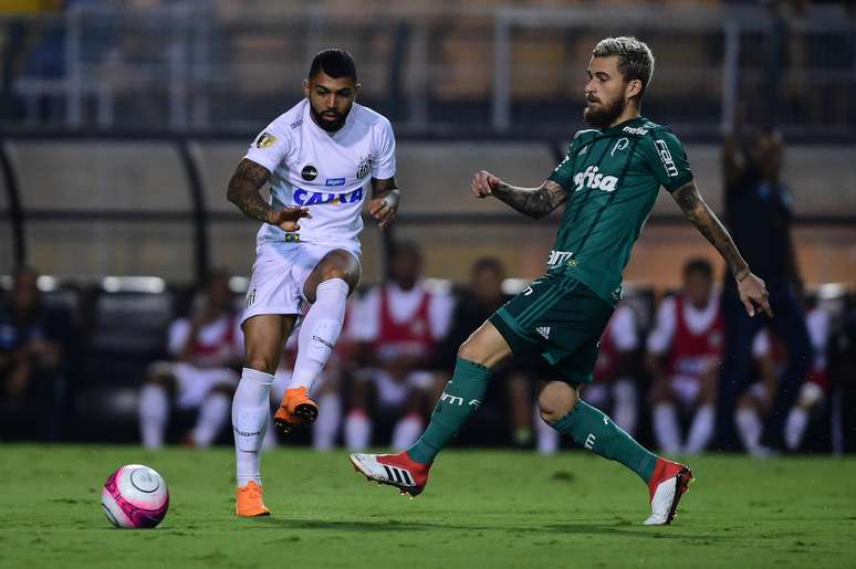 Lucas Lima e Gabigol disputam um lance durante o cl&aacute;ssico v&aacute;lido pela semifinal do Paulist&atilde;o.
