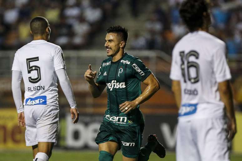 Willian comemora o gol que acabou decretando a vitória ao Palmeiras sobre o Santos, no Pacaembu.