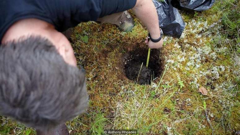 Solo escuro indica a presen&ccedil;a de carbono org&acirc;nico acumulado | Foto: Anthony Rhoades