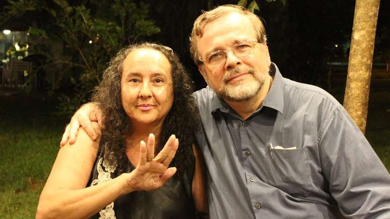 Fabio Jed e a esposa Dalila Figueiredo são da Entidade Brasileira de Estudos Extraterrestres | Foto: Raphael Ferreira/BBC Brasil