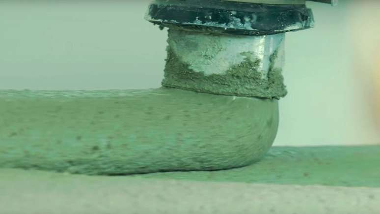 A argamassa sai de uma esp&eacute;cie de mangueira, que comp&otilde;e a casa camada por camada | Foto: New Story