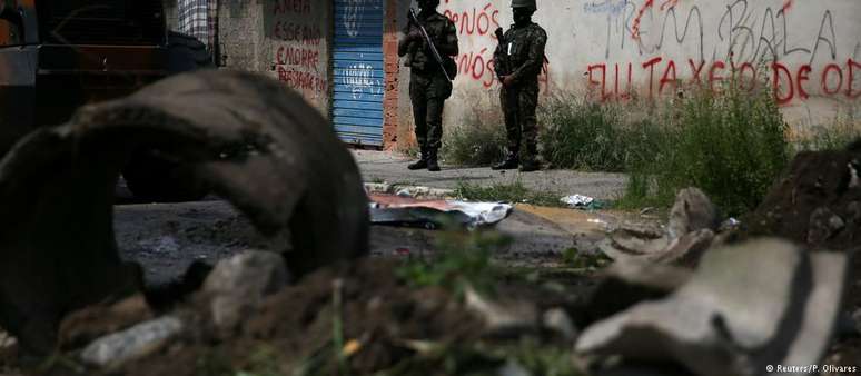 Militares patrulham favela no Rio de Janeiro