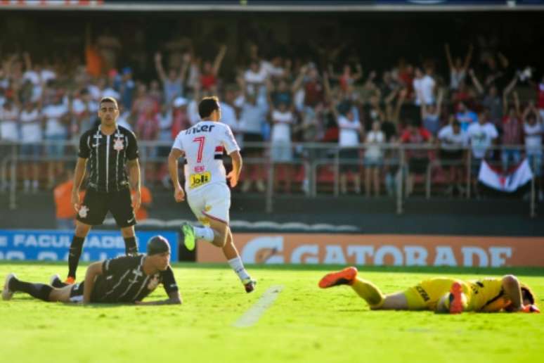 No Morumbi, o São Paulo venceu o Corinthians por 1 a 0 e tem vantagem na semifinal