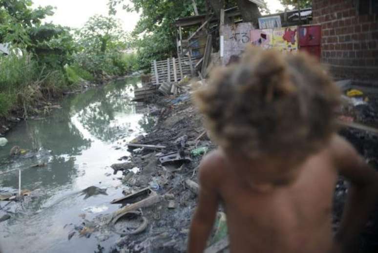 Falta de saneamento castiga comunidades pobres do país