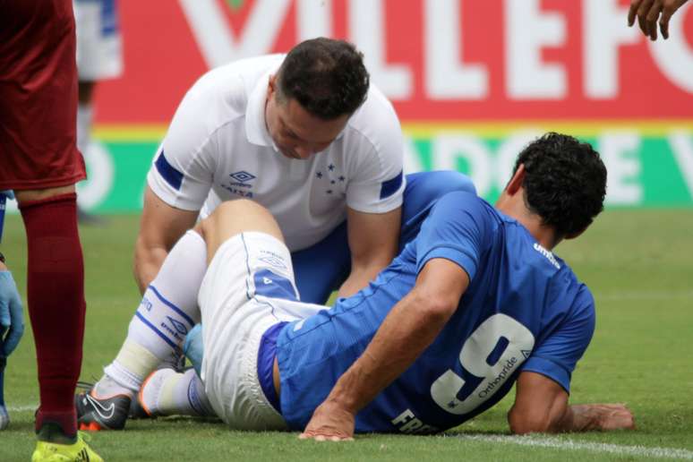 Fred recebe atendimento no campo após sofrer a lesão no joelho.