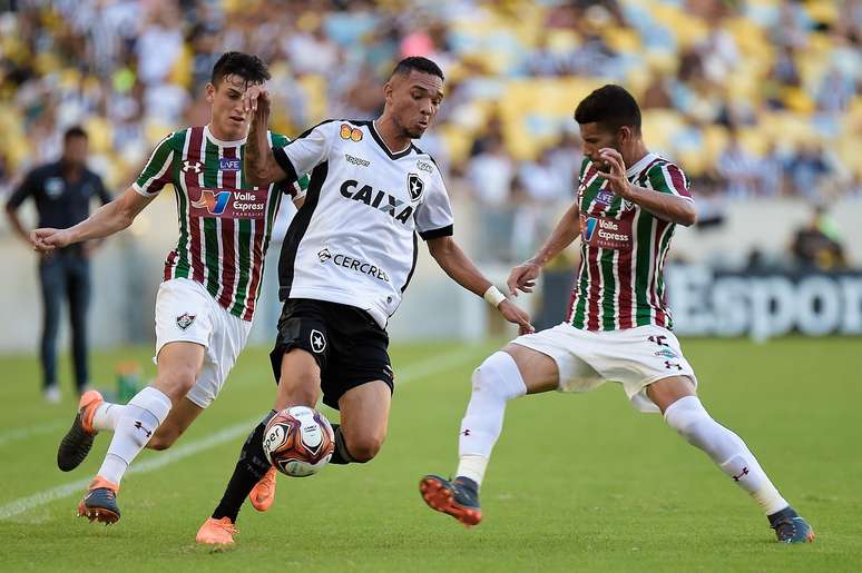 Botafogo lutou, mas não conseguiu superar a marcação da defesa do Fluminense e pouco levou perigo ao gol do adversário.