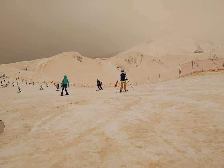 Esquiadores e snowboarders registraram o fenômeno em fotos