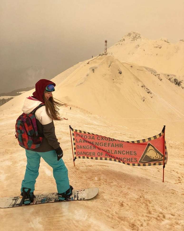 Mulher sobre prancha de snowboard na Rússia: Fenômeno intrigou pessoas no país