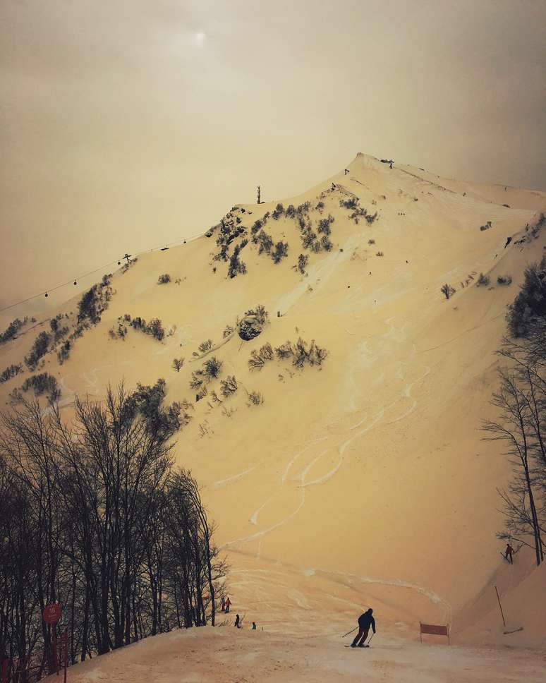 Fenômeno pode ter causado estranhamento, mas não impediu a prática de esportes na neve da Rússia