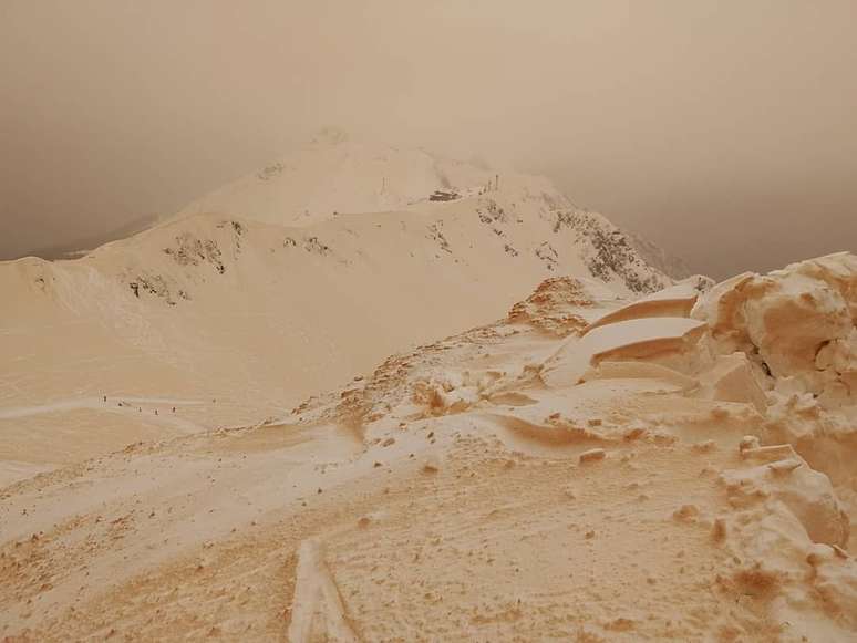 Segundo metereologistas, aspecto alaranjado da neve é registrado a cada cinco anos