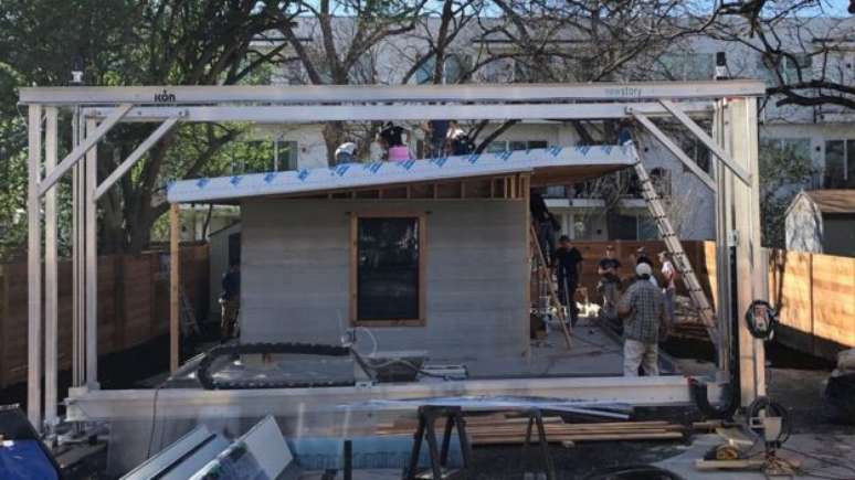 A casa erguida em Austin, no Texas em primeiro plano,&nbsp;passou pelo mesmo processo de de constru&ccedil;&atilde;o com trilhos (Imagem: New Story)
