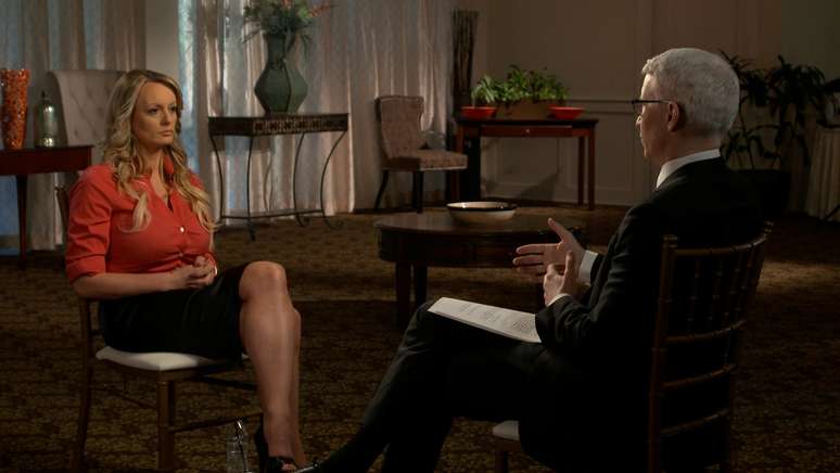 Atriz porn&ocirc; Stormy Daniels concede entrevista a Anderson Cooper, do programa 60 Minutes, da CBS News 25/03/2018 CBSNews/60 MINUTES/Divulga&ccedil;&atilde;o via REUTERS