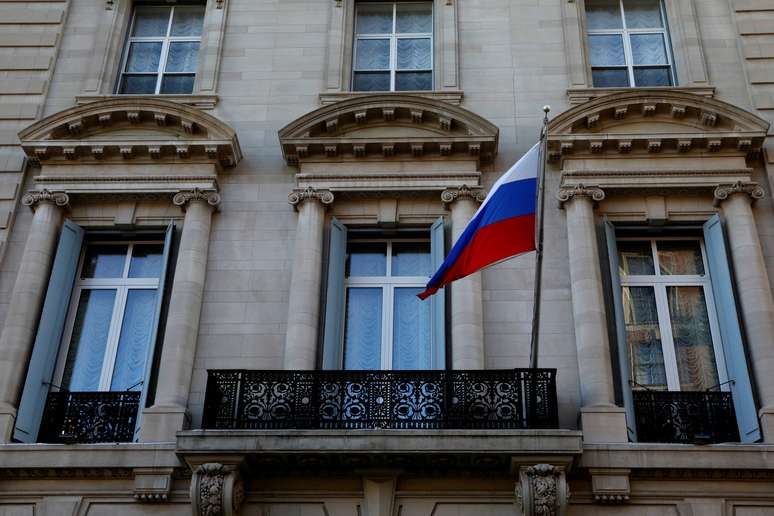 Bandeira russa no consulado-geral da Rússia em Nova York 26/03/2018 REUTERS/Mike Segar
