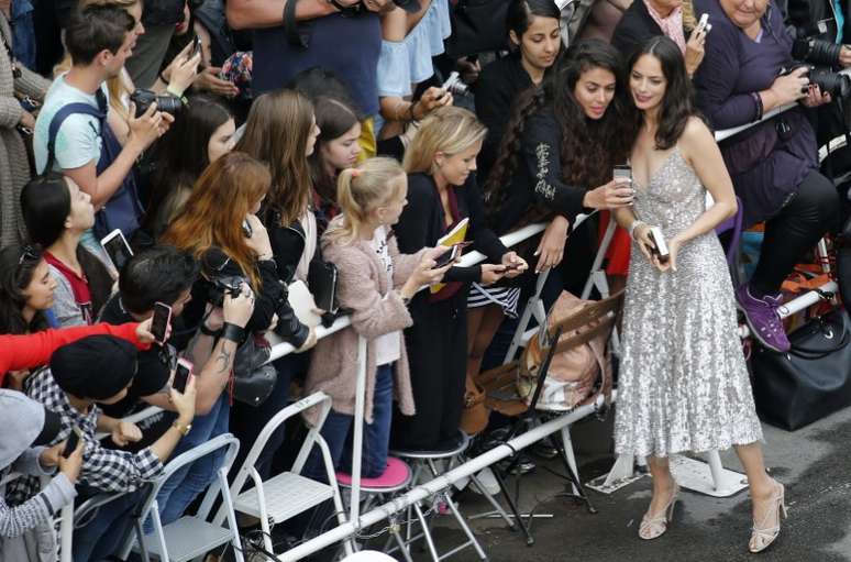 Atriz Berenice Bejo posa para selfie com fã no Festival de Cinema de Cannes 14/05/2016  REUTERS/Regis Duvignau