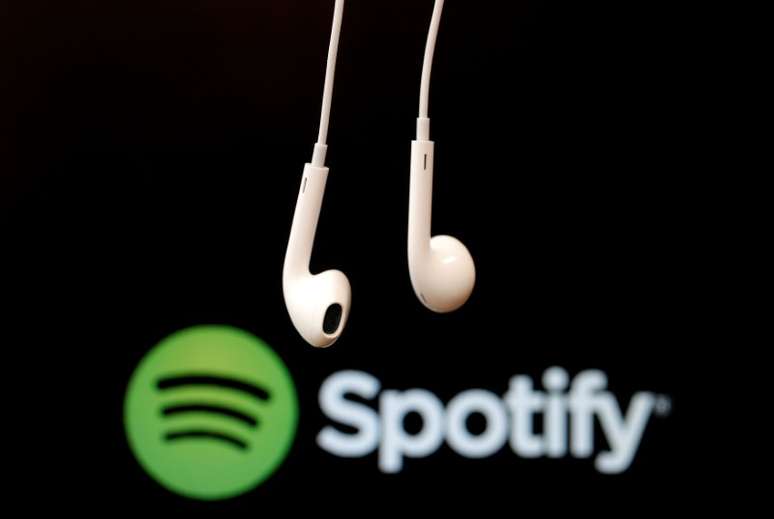 Fones de ouvido em frente à logo da Spotify 18/02/2014 REUTERS/Christian Hartmann