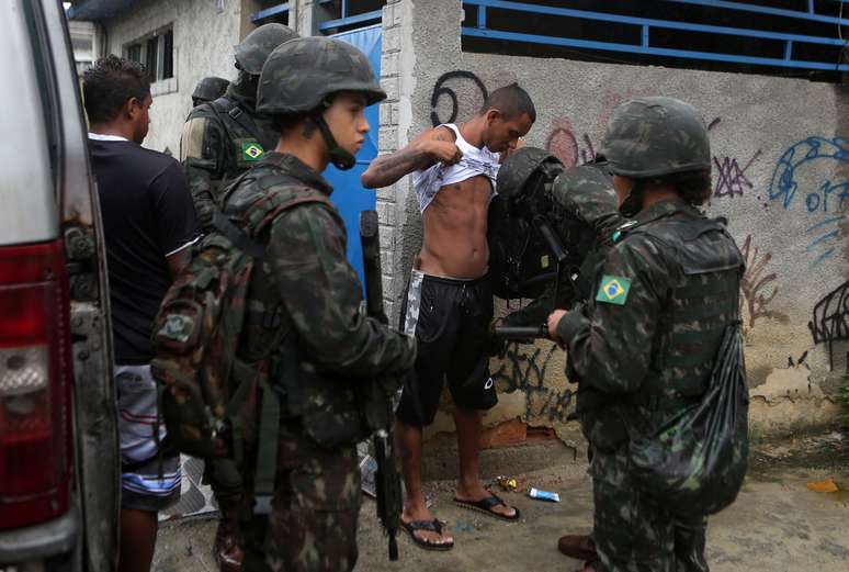 Militares em opera&ccedil;&atilde;o na comunidade carioca de Vila Kennedy 
 8/3/2018    REUTERS/Pilar Olivares 