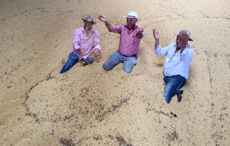 Irm&atilde;os  Rossato com estoque de gr&atilde;os de soja em fazenda em Tocantins 24/3/2018 REUTERS/Roberto Samora