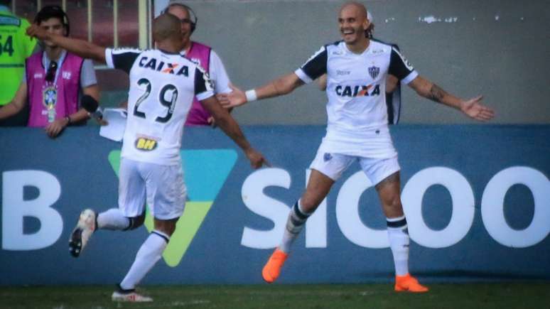 Fábio Santos comemorando o gol que abriu o placar da vitória do Galo (Foto: Dudu Macedo/Fotoarena)