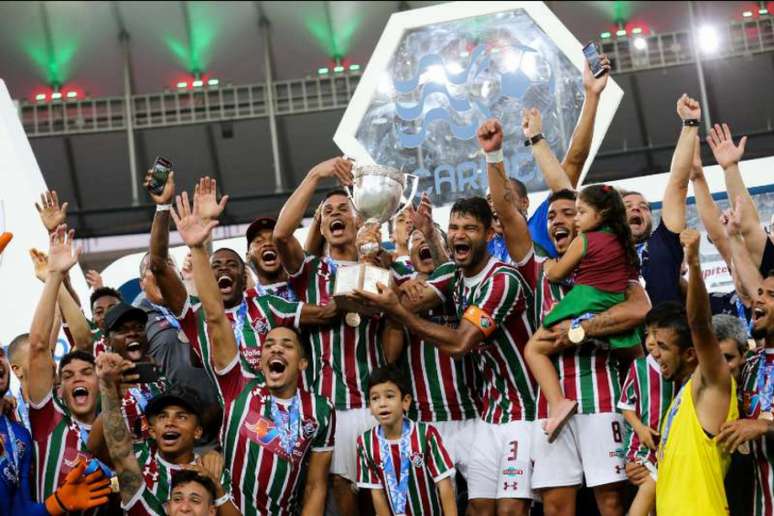 Gum levanta o troféu da Taça Rio com os companheiros (FOTO: LUCAS MERÇON / FLUMINENSE F.C.)