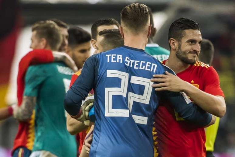 Koke cumprimenta Ter Stegen após o empate entre Alemanha e Espanha (Foto: Odd Andersen / AFP)