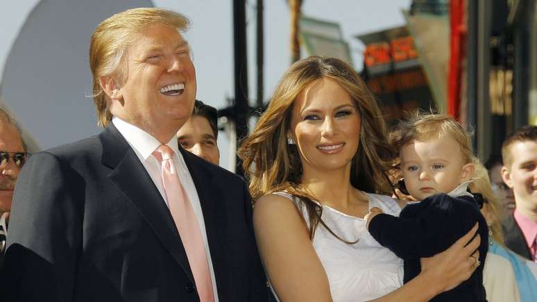 Donald Trump com a mulher, Melania, e o filho ca&ccedil;ula, Barron, em janeiro de 2007