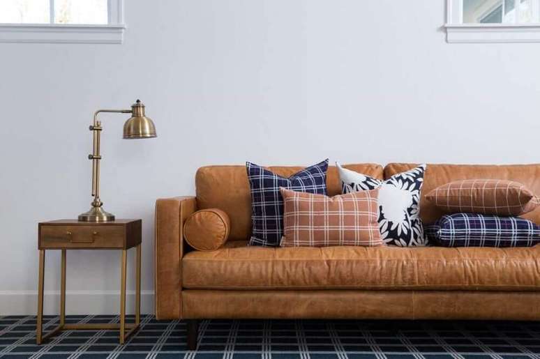 14. Almofadas para sofá marrom com estampa xadrez