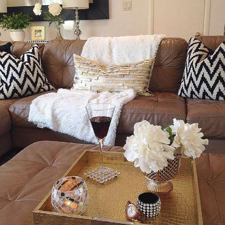 44. Almofadas para sofá marrom com estampada preto e branca
