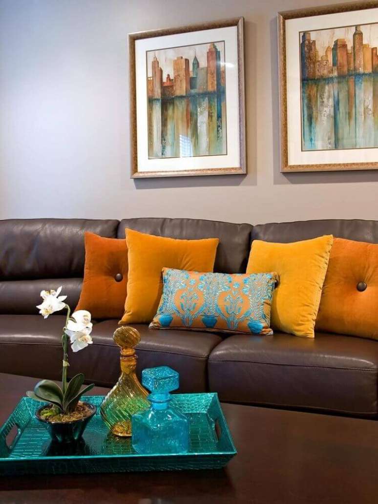 41. O laranja é uma das melhores cores de almofadas para sofá marrom
