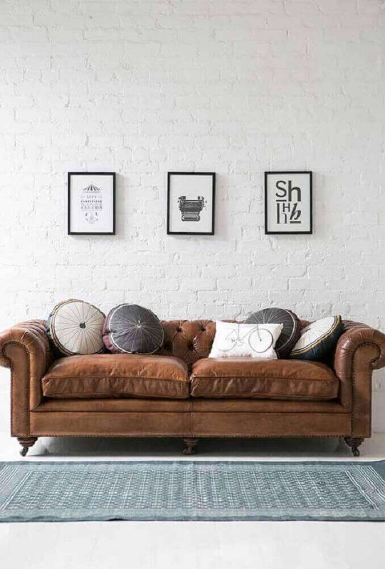 13. Inspiração de sala com sofá marrom e almofadas redondas