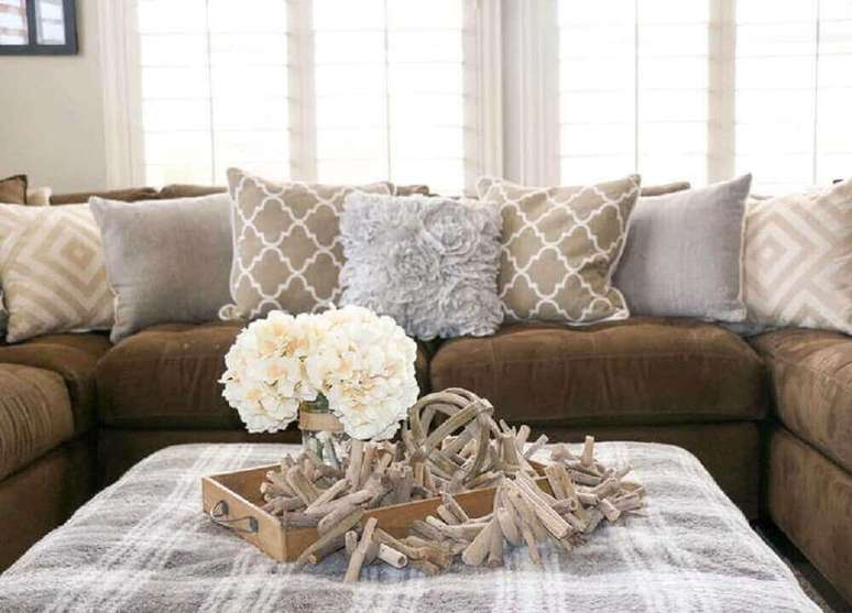33. Almofadas para sofá marrom em cores neutras e estampadas delicadas