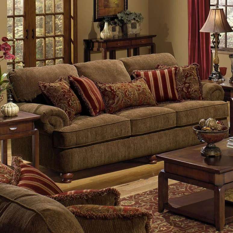 23. Decoração clássica e bonita com almofadas para sofá marrom