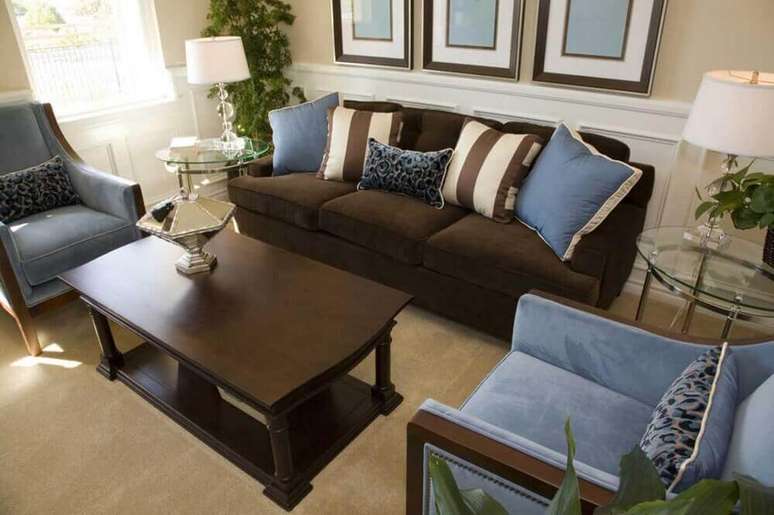 31. A sala com sofá marrom fica super chique se combinada com almofadas azuis