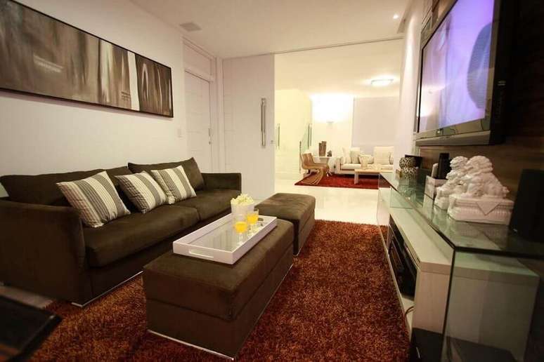 45. Sof&aacute; marrom com almofadas listradas