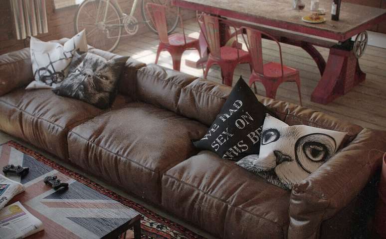 5. Almofadas para sofá marrom com estampas divertidas para criar um ambiente mais divertido.