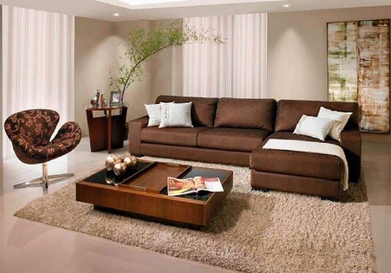 6. Sala com sofá marrom com almofadas e manta
