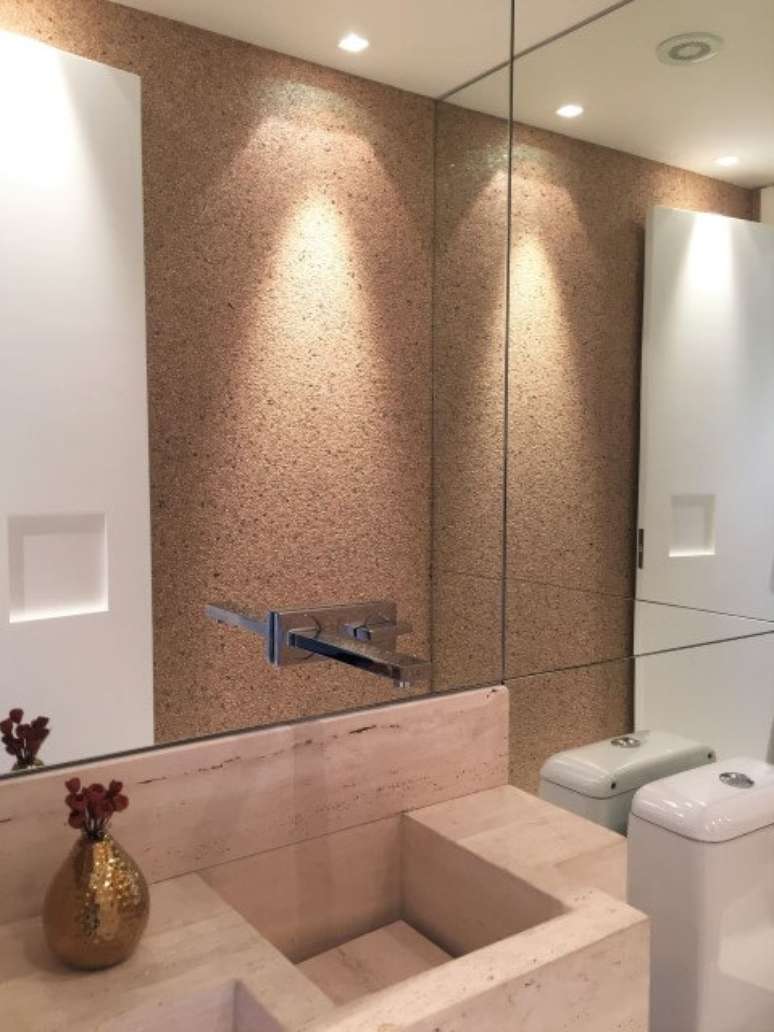 23. Aqui, a torneira de parede foi colocada sobre o espelho. Projeto de Ana Lopes