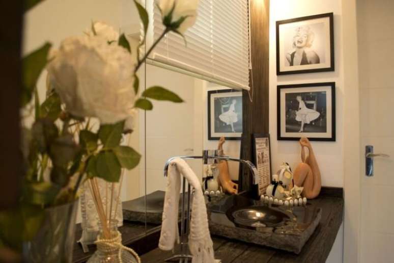 25. Mais uma torneira de parede instalada sobre o espelho. Projeto de Elevo Arquitetura