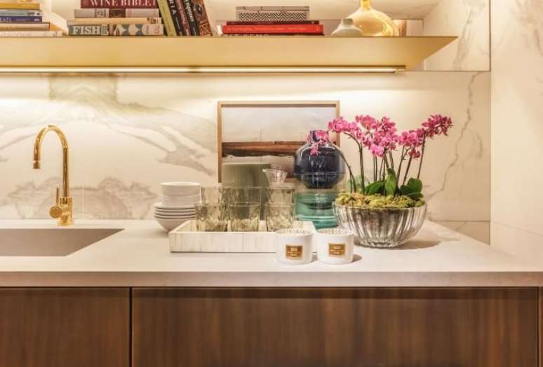 8. As torneiras douradas est&atilde;o em alta. Projeto de Casa Cor 2016