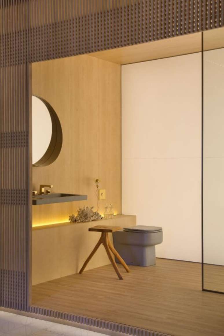 24. Ambiente minimalista com torneira dourada. Projeto de Yamagata
