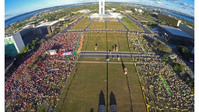 Muro foi construído na Esplanada durante as votações do impeachment, para separar manifestantes. Polarização se reflete no Congresso Nacional, segundo pesquisa de Oxford, em parceria com a FGV | Fonte: Juca Verella/Agência Brasil