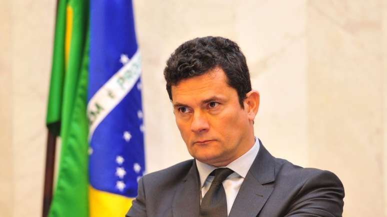 O juiz Sérgio Moro realmente tinha o costume de ir para o trabalho de bicicleta, como mostrado na série