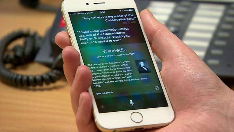 Exemplo de informação da Wikipedia sendo usada na Siri (Reprodução: BBC)