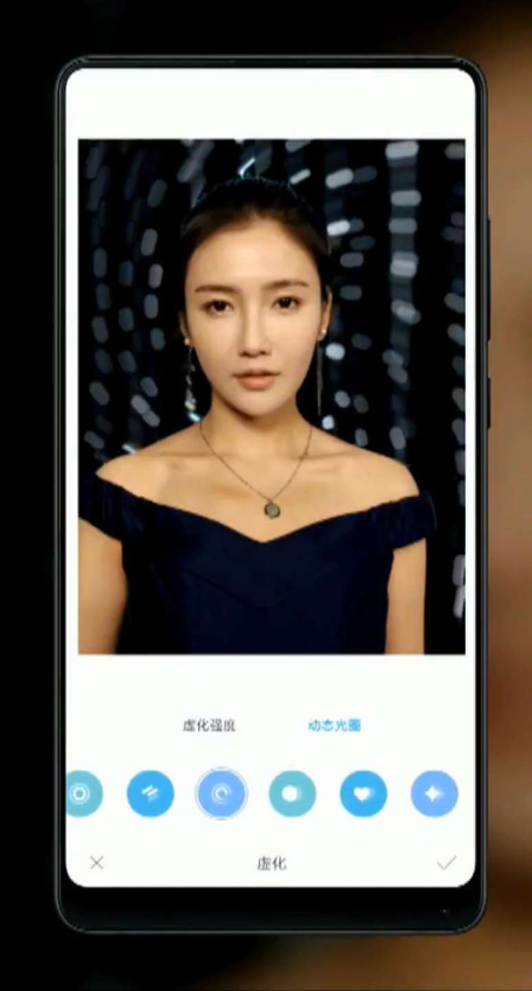 Um software com inteligência artificial promete retocar as selfies e retratos dos usuários. Além disso, a navegação do sistema operacional do aparelho é feito por deslizes de tela, semelhante ao iPhone X. (Imagem: The Next Web)