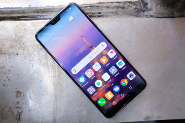 O acabamento dos novos flagships da Huawei reflete tons diferentes dependendo do ângulo do dispositivo (Imagem: TechCrunch)