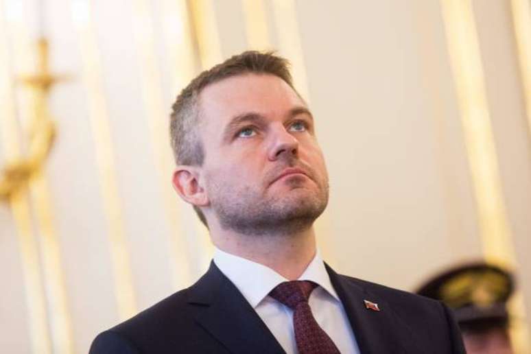 Novo governo da Eslováquia toma posse no parlamento