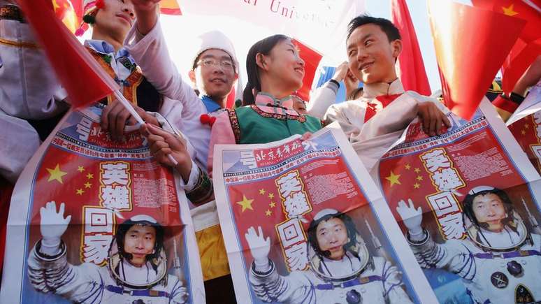 O primeiro astronauta do programa espacial chinês se tornou um herói nacional em 2003